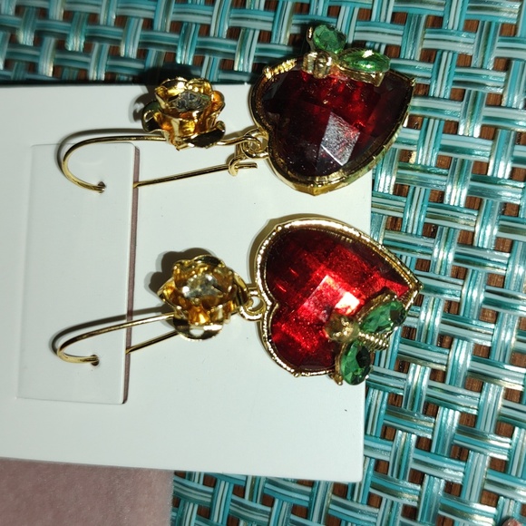 ♥️ Betsey Johnson  heart bee drop earrings ♥️ - Picture 2 of 6